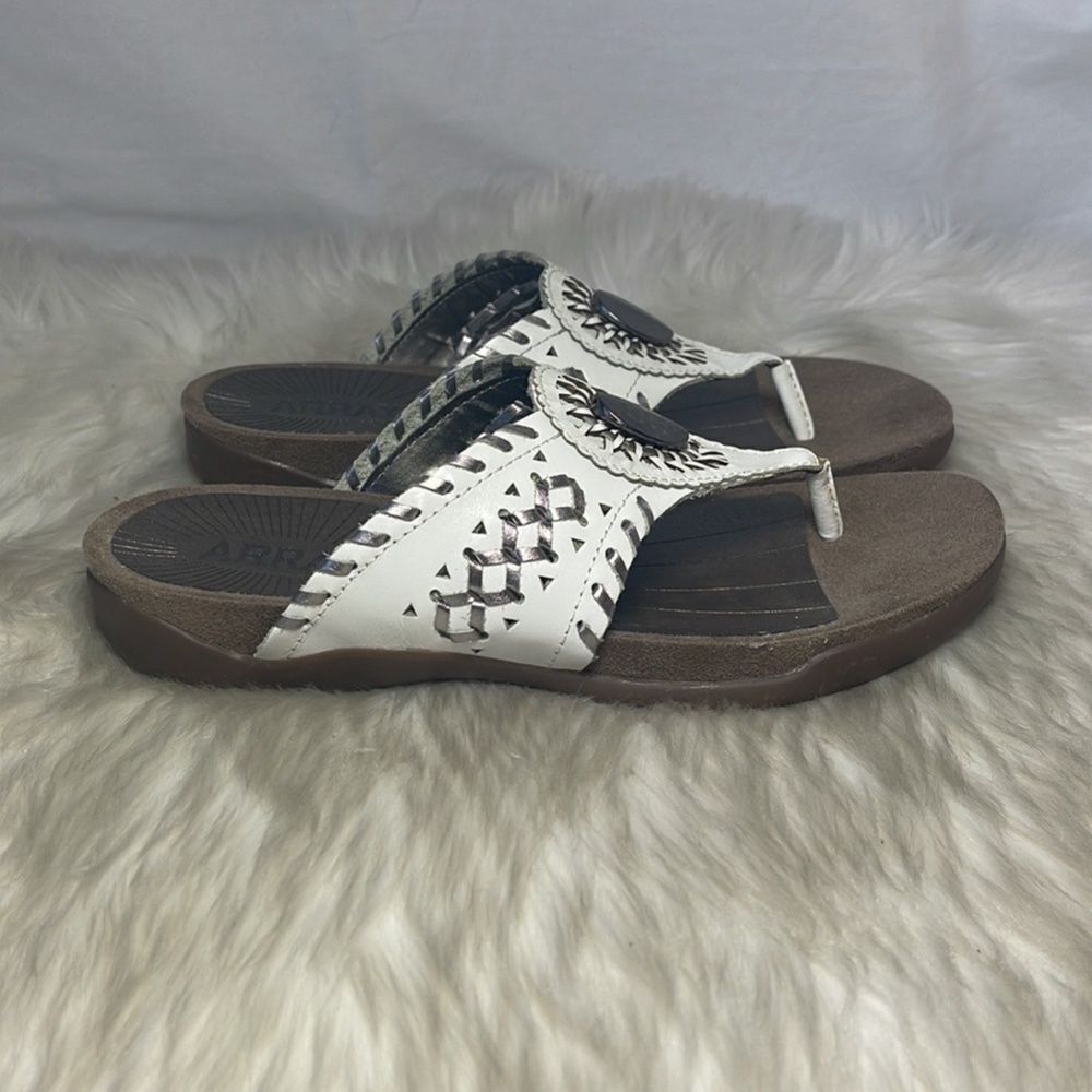 Array White Thong Sandals Sz 6.5 NARROW WIDTH - Picture 4 of 6